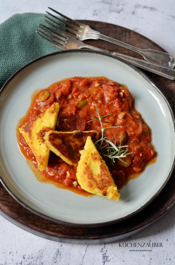 geröstete Polentaschnitten auf mediterranem Tomatensugo - Küchenzauber